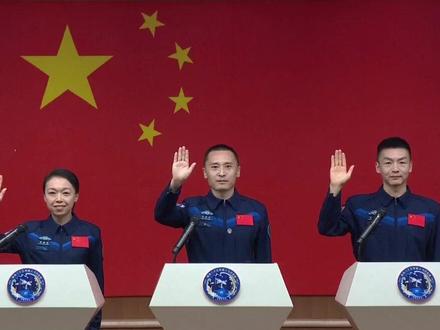 现场视频!神舟二十三号航天员首次集体亮相!
