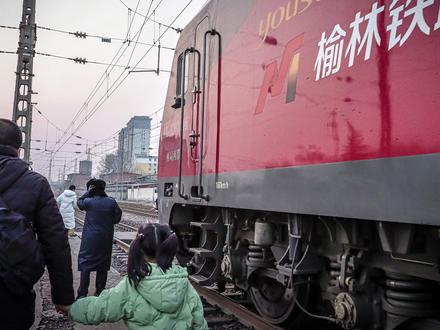 新安县站二站台迎来了K239次列车的最后一次停靠。 自2026年1月26日起中国铁路第一季度调图,由太原铁路局太原客运段担当的K239次列车(深圳东-太原)将不再停靠新安县站。新安县站下行(三门峡方向)站台彻底“报废”,目前将不再运用下行站台办理客运。
至此,新安县站独有的“在站台上拍客车待避客车”、“陇海上下行正线平交道口”、“下车出站需跨越陇海上下行铁路干线”类似的说法将彻底成为历史!
#新安县火车站 #铁路摄影 #中国铁路 @DOU+上热门 #上热门 #陇海铁路