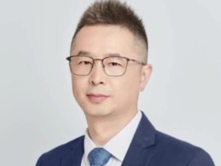 DeepSeek论文引爆AI圈,mHC架构横空出世 新年第一天,DeepSeek 又来踢馆,又来炸街了#经济 #财经 #deepseek #人工智能 #零距离看懂财经