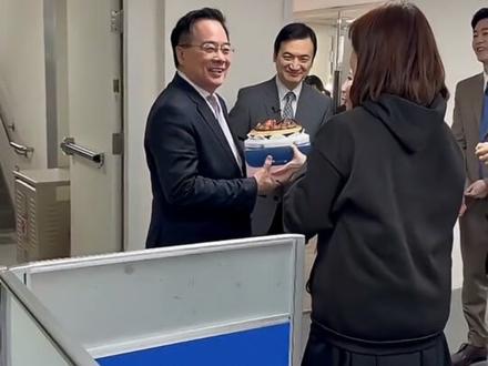 3 月 20 日,国民党前民代、台湾时事评论员蔡正元在个人频道直播中向网友感性告别。其因涉 “三中案” 及侵占阿波罗公司资产案,被判处有期徒刑 3 年 6 个月,检方近期将通知其到案服刑。蔡正元声称自己是被拿来 “祭旗” 的对象,并喊话:“萧萧兮淡水寒,老夫一去兮必再复返。”