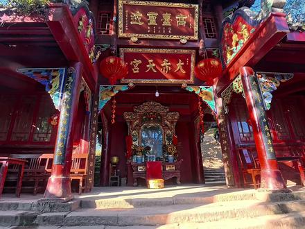 成都老君阁,青城前山景区里面最高的一座道观,张道陵曾在此修道 #成都 #青城山 #老君阁 #道观 #万物皆可种草搜
青城山老君阁坐落于四川都江堰市青城山景区核心,海拔1260米的老霄顶之巅,是道教“第五洞天”的标志性建筑。其历史可追溯至东汉张道陵结茅传道,唐代为呼应亭,1992年重建为九层八角塔楼,2008年汶川地震后按8级抗震标准修复,成为灾后重生的象征。建筑高33米,以“天圆地方”为设计理念,铜铸外观与汉白玉围栏融合传统与现代工艺,阁内供奉7.3米太上老君坐莲像,蓝本取自徐悲鸿《紫气东来》。作为道教文化活态载体,每年举办老子诞辰、九皇法会等大型宗教活动,并通过国际道教论坛推动文化交流。登顶可览岷江如带、成都平原沃野千里,晴雨雾雪四季皆景,夜间偶现“神灯”奇观。这里既是道教信仰的精神高地,也是自然与人文交融的游览胜地,承载着“天人合一”的东方智慧。