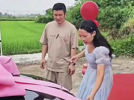 这两天,全网被一位叫黄楼(英文名Nienke)的比利时籍华裔中国女孩,来中国寻亲的故事感动着!历经十年的寻亲之路,终于在江西萍乡找到了自己的亲生父母!黄楼是被这位比利时夫妇收养,养父母除了自己的五个孩子,还收养了一位埃塞尔比亚女孩,还有中国女孩黄楼。爱是无国界的,他们从小就给予了黄楼良好的教育,并在舞蹈专业上让黄楼有所发展!就是在这种有爱的氛围和家庭中,精通荷兰语、法语、德语!美丽、自信、与才华于一身!
随着自己的长大,寻找自己的亲生父母,一直是黄楼的一个心愿,养父母在黄楼十五六岁就告诉她是中国人,并帮她开始寻找中国的父母。可以说黄楼的DNA一入中国数据库,不到一个月就成功比对,这是双向奔赴的努力的结果!说明亲生父母也一直在找她。黄楼是幸运的,养母不仅给了她一个幸福的童年,还有良好的教育,这次特地带她来中国寻找自己的亲生父母,这份无私的爱,让我们每个人感到动容,像这位大爱的比利时夫妇致敬!全家一块见证黄楼的认亲全过程,一家人看到黄楼和亲生父母相认相拥的瞬间,养父母还有女孩,都流下了动容的眼泪……她们是为黄楼找到家由衷的高兴,黄楼也在见到亲生父母和家人的那一刻,心中的执念也终于得到了心理上的释放!
虽然找到了家,但是由于黄楼在比利时长大,语言已经不通,和亲生父母和家人沟通需要翻译。这让人些许有些心酸!短暂几天的相聚,姐姐和亲生父母看的出对黄楼都很喜欢,大姐更是手拉手寸步不离,看的出大姐太爱这个妹妹了!大姐对于妹妹的到来更是准备充足,从接待到衣食住行都考虑的很周到,二姐还为黄楼和养父母拍了全家照穿上唐装,全家人一块用餐交流,彼此都想把对对方的思念和心里话都讲给对方听!但相处的时间总是很短暂,再和家人短暂团聚后,黄楼就要和养父母及其家人,去北京和比利时姐姐相聚,在北京游玩几天,她们一块爬了长城,吃中国美食,然后就要返回比利时了,黄楼养父母说,可能以后来中国的机会不多了,毕竟两位养父母年事已高,出行都不方便,但黄楼表示,自己未来会常回萍乡探亲,并计划学习汉语,毕竟这里有爱自己的姐姐及其家人!黄楼就要回比利时了和养父母,她也真正了解自己不是被抛弃的事实!网上那个证明本就是别有用心人之人目的!网络不是法外之地,凭空想象捏造污蔑人家,必会遭到追究你的法律责任!希望黄楼和亲生姐姐及其家人这边多保持联系!毕竟都是自己的亲人!衷心的㊗️两个家庭今后都幸福美满!#寻亲妹妹 #感动瞬间 #