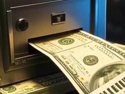 算力=印钞机?OpenAI用70亿美元账单验证的暴利法则 当你在ChatGPT里输入问题时,OpenAI正燃烧23美元算力——2024年每个提问的成本已是去年的三倍。这场烧钱游戏却创造了商业奇迹:算力规模膨胀9.5倍时,收入暴增10倍。GPT-5将吞噬瑞典全国的用电量,而自建数据中心每年要喝光200亿美元。算力军备竞赛中,云服务商成了稳赚不赔的军火商。