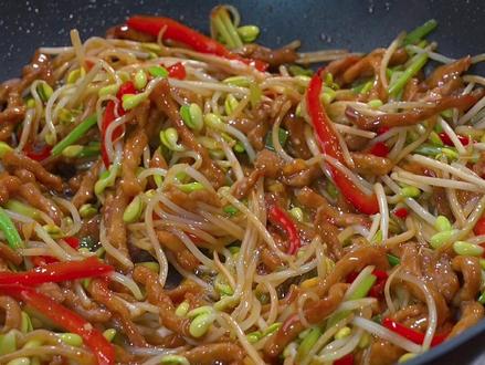 炒肉丝怎么炒才好吃又嫩 c1cfc3882996ce3a6b6f2897d83b0bb4~tplv-dy-resize-origshort-autoq-75:330.jpeg?x-expires=1998014400&x-signature=LszvwuuyVZbDEJxsslUb3oGbaz8%3D&from=3213915784&s=PackSourceEnum_AWEME_DETAIL&se=false&sc=cover&biz_tag=pcweb_cover&l=2023042812493917F77D84CB842D59DC37