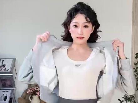 救命!这件灰色卫衣也太好穿了吧! #ootd #穿搭分享 救命!这件灰色卫衣也太好穿#设计感 #小众穿搭 #欧美女装外套 #时髦穿搭 #欧美穿搭高级感 了吧!😍 #ootd #穿搭分享