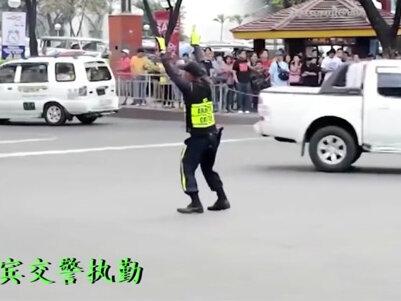 我国警察执法火到国外,外国网友:太羡慕,这差距我们比不上