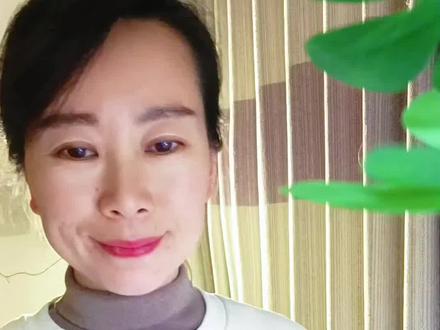 《清平乐·六盘山》
毛泽东
天高云淡,望断南飞雁。
不到长城非好汉,屈指行程二万。
六盘山上高峰,红旗漫卷西风。
今日长缨在手,何时缚住苍龙?
分享#正能量 #好运连连 福气#我的日常
美好#看过来