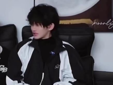 #云旗 哈哈来看这个超可爱的高嘉辉,re剧的时候被普普的一些用语(不知道脑袋里联想到什么了)搞的害羞了,好男大的感觉 #郝熠然 #云熠星河