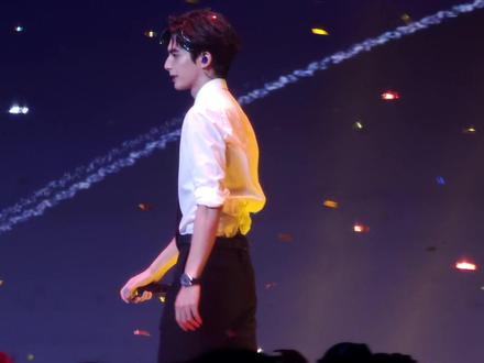 #宋威龙见面会 这个节目是我最喜欢的,因为我是在容止喜欢的宋威龙,张逸杰的突然出现有种回到18年看凤囚凰的感觉,通过容止爱上宋威龙的辣条们其实在台下都哭的妆没了吧哈哈哈#宋威龙#张逸杰 #凤囚凰#宋威龙出道十周年