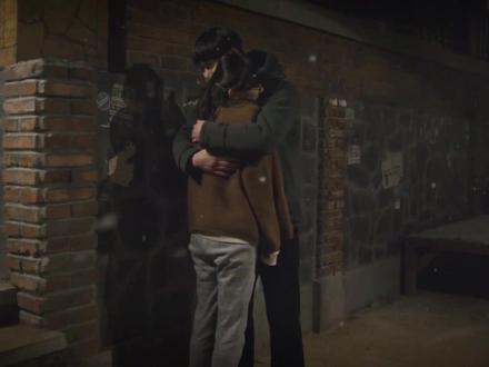 《请回答1988》-95,宝拉和善宇的深夜约会,被阿泽不小心发现。#德善狗焕 #德善狗焕 #朴宝剑 #李惠利 #双门洞