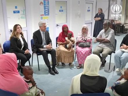 联合国难民事务高级专员格兰迪:安全返乡是苏丹平民不变的希望
4月15日#苏丹爆发武装冲突# 之后,大量平民被迫逃离家乡,其中包括因苏丹以前的冲突已经在境内流离失所的人,以及苏丹接收的其他国籍的难民。
近日,联合国难民事务高级专员菲利普·格兰迪(Filippo Grandi)拜访了逃离苏丹战火、在埃及暂获安全的家庭。难民们的悲惨经历令人痛心,格兰迪敦促国际社会对被迫逃离苏丹的难民伸出援助之手。