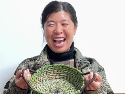 今天上山搂柴火,弄点松针编个笸罗,特别简单实用!
