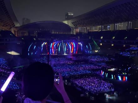 李荣浩演出100多场第一次“翻车”全过程 南宁站黑马演唱会太值了,22:30体育馆麦克风伴奏断电,模特到高潮部分刚好断电,全场大合唱都以为是设计好的节目效果,后面浩哥补偿唱了三首,太爽了!!#李荣浩 #黑马演唱会 #李荣浩南宁演唱会 @李荣浩