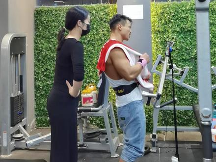 这个女助理很哇塞#嘴哥 #健身打卡 #要做一个猛男 #你的坚持终将美好 @@一二一(嘴哥)