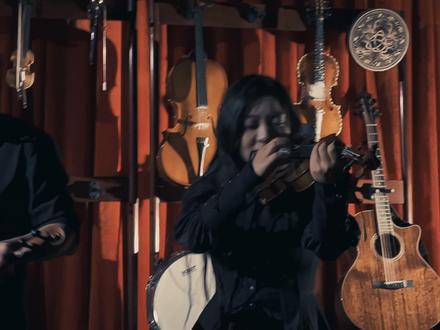 “ベルベットの祈り”Velvet no inori 主题歌 梶浦由記/小川範子
这首歌翻译过来叫“天鹅绒的祈祷”也有叫“绒布兔子的祈祷”
根据童话故事“绒布兔子”的原型而作
非常凄美的一首歌,
故事讲述了一个作为圣诞节礼物被送给小男孩的绒布兔子。
兔子与皮马(房间里最古老、最智慧的玩具)成为了朋友。
皮马告诉它一个深刻的道理:“当孩子长久地、真正地爱你,不是你仅仅作为一个玩具被玩弄,而是‘真正地’爱你,那么你就会变成‘真的’。”
随着男孩生病了(猩红热),兔子也在此期间一直陪伴他。
康复后,医生要求将所有可能携带病菌的玩具烧掉,其中包括这只破旧的绒布兔子。兔子伤心欲绝。在被丢弃在袋子里等待焚烧的前夜,兔子为自己曾经的“真实”与“被爱”流下了一滴真正的眼泪。
这滴眼泪落下后,奇迹发生了:破旧的绒布身躯化作真正的生命,它在森林中奔跑,从此,拥有了心跳。
标题中的“ベルベット”(Velvet)在这里直接指向了童话《绒布兔子》的主角——一只用绒布做的、渴望变成“真实”的玩具兔子。
这个意象是理解整首歌的关键。
愿你也能遇见,让你从“天鹅绒”蜕变的人。
因为被深爱过,所以我们便不再是芸芸众生
PS:中间高潮部分两把小提的重奏好听到爆炸
#青年创作者成长计划 #抖音音乐新风向 #音乐就要这么玩 #二次元 #动漫音乐