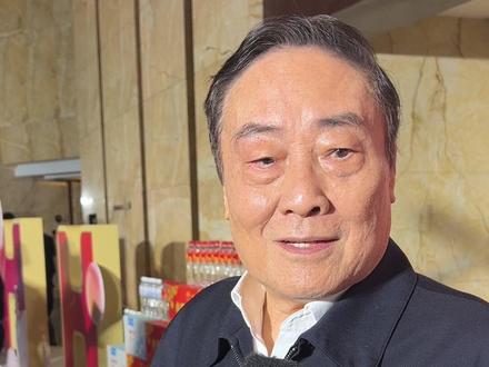 4月24日,“健康亚运 畅饮好水” 娃哈哈迎亚运倒计时150天庆祝活动暨供亚系列新品上市发布会在杭州举办。作为第19届杭州亚运会官方非酒精饮料赞助商,娃哈哈在现场发布了亚运主题TVC、新品水系列产品及系列公益活动,助力全民亚运,展现杭城魅力。会后,娃哈哈集团董事长宗庆后表示最关注亚运游泳项目,希望游泳健儿赛出更好的成绩。#娃哈哈迎亚运