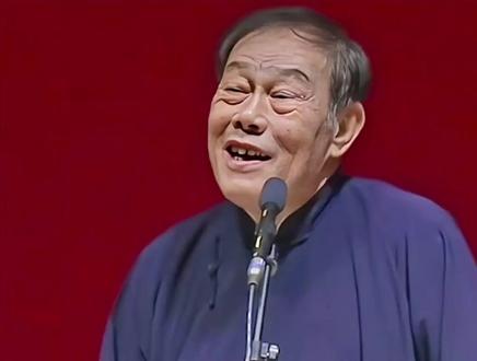 不愧是杨少华的大儿子,杨威参加纲丝节,搭档郭德纲于谦金句频出 不愧是杨少华的大儿子,杨威参加纲丝节,搭档郭德纲于谦金句频出
盼望着,盼望着,该来的终于来了。就在纲丝节活动第三天,德云社迎来了重要的嘉宾,他就是杨少华的大儿子杨威。
杨威参加纲丝节的消息,互联网上早就已经流传,随着2025年12月10日的到来,杨威参加纲丝节的消息终于实锤。
据悉,此次杨威参加纲丝节活动,是应郭德纲老师邀请,杨威和高峰搭档表演相声,也算是给足了郭德纲面子。
为了感谢杨威给面子捧场,郭德纲在杨威表演结尾,亲自登台看望这位老艺术家,也算是对杨威老爷子的回敬礼。
话说在杨威老爷子表演结尾,郭德纲于谦突然登台,都说三个女人就是一台戏,这三个相声演员也不例外。
郭德纲于谦登台以后,为了表示对杨威的尊重,刻意让杨威老爷子站在中间,郭德纲和于谦则是分列两旁。
当三个人同时出现在舞台上,郭德纲老师率先说话,他先是对杨少华老爷子一阵夸奖,其实也是为了递给杨威面子。
按照郭德纲老师的说法,杨少华老爷子德高望重,而就在杨少华老爷子离去当天,天津摩天轮都降下来一半。
面对郭德纲老师一阵吹捧,杨威自然心神领会,他说不是天津摩天轮降下来一半,而是当天天津停电才导致的。
在你来我往的谈笑之间,三个人已经完成了表演,原来表演好相声就如此的简单,三句哈哈两句笑就是好作品。
不得不佩服郭德纲的格局,他把杨威老爷子放在中间,就是为了提升老爷子的流量,看来这个小黑胖子还真够意思。