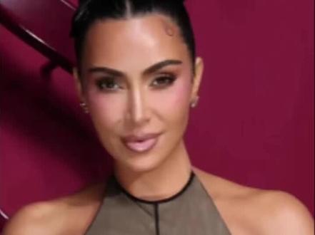 金卡戴珊假发下的秘密?女儿无意曝光真相,这发缝宽得让人心疼
#金卡戴珊 #KimKardashian #西北妹 #欧美美女 #时尚圈