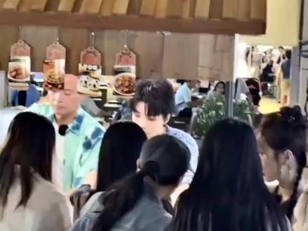 #王俊凯 #中餐厅10 #泰国清迈
王俊凯在清迈摆摊,太热情了,一会儿就卖光了
@DOU+小助手 @抖音小助手 @会火 @芒果TV