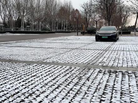 迪子你还是太低调了,比亚迪车上这个没有差评的功能,雪天开车太牛了‼️#比亚迪 #驾驶技巧 #每天一个用车知识 #比亚迪汉 #雪天路滑注意安全