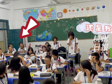 10月9日,广东汕头。#神仙同桌俩包揽所有科目第一名 羡慕得最后一排男生不断站起来😂。网友:优秀会传染而且和坐在哪里无关!#和同桌都是第一名是什么体验