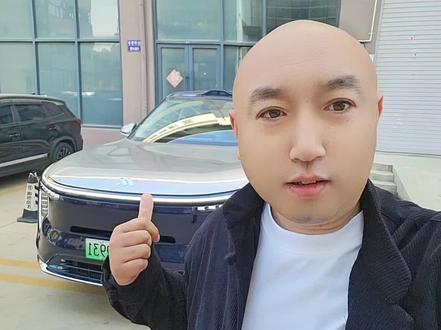 试驾智己 ls9 试驾完了,讲一下综合体验,因为之前试驾过智己LS8所以先说一下这两台车的对比表现,整体给我的驾驶感受几乎是一样的,各方面表现相差不大,9比8大20公分,空间表现好一些,但是没有线控底盘和千问ai大模型,然后有一点小小不足是我今天才知道的,这两台车都没有一键电动开门,虽然两台车都配备了电吸门,只有9配备了电动关门,但是没有电动开门。底盘悬挂方面,9比8多了一个双腔空悬,8是一个单腔空悬,但我的驾驶感受两个舒适度差不多,顶配四驱两台车百公里加速都是4秒多,也都配备了后轮转向,激光雷达是520线智驾表现没问题,两台车顶配满油,满电都是能跑1600多公里,现在看整体下来还是8比9更有优势,具体就看个人观点和需求了,下一台车我要试驾一下新款岚图泰山X8。#智己LS9 #智己汽车 #上汽 #momenta #智驾