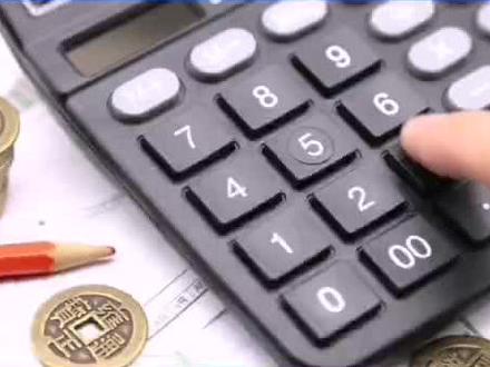 小区公共收益如何使用和分配? 关于小区公共收益的权属以及使用,民法典、物业管理条例等法律法规都有明确规定,
《民法典》第二百七十五条规定:建筑区划内,规划用于停放汽车的车位、车库的归属,由当事人通过出售、附赠或者出租等方式约定。占用业主共有的道路或者其他场地用于停放汽车的车位,属于业主共有。
第二百八十二条规定:建设单位、物业服务企业或者其他管理人等利用业主的共有部分产生的收入,在扣除合理成本之后,属于业主共有。住宅小区业主公共收益范围包括楼道、屋面、电梯、外墙、道闸等公共区域的广告费;公共场地、公共道路的车辆停放场地使用费;公共区域设立摊位的租金收益以及其他利用共有部分经营产生的收益等。
业主作为小区共有部分的物权人,自然拥有对公共收益的知情权、监督权和公共管理权,根据《民法典》规定,小区公共区域的经营所得应归全体业主所有,小区的公共收益分配可以由全体业主共同约定。物业服务公司应严格依照服务合同开展服务、经营、分配收益,与小区业主互利共赢。
若物业管理存在不合理现象,业主可以通过以下途径来维权:一是成立业主委员会,通过业主委员会对公共区域的经营行为进行监督,同时决定该部分收益的具体用途。二是向物业管理行政主管部门反映、投诉、举报。三是向人民法院起诉,请求义务单位公开共有部分的使用和收益情况,或对公共区域的收益进行分配。
#小区公共收益 #公共收益知情权 #物业服务 #业主权益
#公共收益应归集体业主