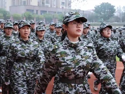 步伐齐整 青春昂扬,铜梁一中2025届新生军训汇报大会