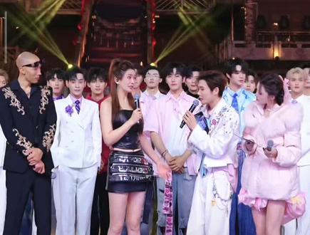 (下)#龙浩天酉阳大舞台
生日狂欢+高甜合体双丰收!
龙浩天生日盛典暖心开启,心爱的瑶瑶惊喜现身,甜蜜庆生。
红豆原唱《不想说再见》深情献唱,专为二人送上祝福!
全网盼来合体圆满和好,两人携手带货海莉姐品牌,同框画面温馨拉满,祝有情人终成眷属!
@龙浩天🐲 (4.10中午12点生日庆) @瑶瑶小撑腰☀️