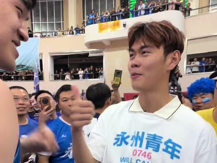湘超永州队林昊去给湘ba永州队0号冯钰茗加油!
高响同学还客串了一把场内记者提问:
林昊⚽️见0号🏀是什么感觉?
林昊说:你进了个3分就对着主席台比心🫰❤️
我也给你比心🫶♥️好不好(哈哈哈哈好阔爱)
这氛围太好了,我们球迷朋友看着也开心🥳
@林昊Hao 7 @冯钰茗_0 @中南大学永州队高响-吾念.
#湘ba #永州队 #林昊 #0号 #高响