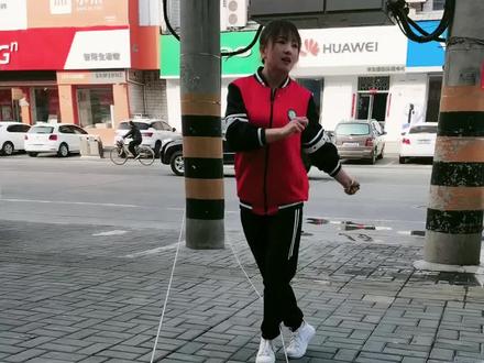 80后的老阿姨,教你们10后00后的跳皮筋,校服一穿满满的回忆。😄#跳绳跳绳走一波