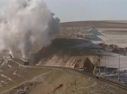 扬旗落火车到,臂板信号机火车进站!