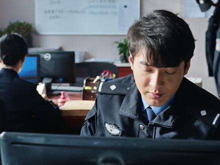 030生命树 剧情介绍:专案组循着玛治宏远货运公司线索,锁定了吴江。面对白菊与谢阳的盘问,吴江虽对多杰、李永强矢口否认,却在细节中露出马脚。案情扑朔迷离:白骨口袋里的油票成谜,而头骨子弹竟指向当年的齐玛尔金矿枪战。与此同时,孟耀辉暗中提点吴江,扎措与老韩则私下追查,各方势力在天多市暗流涌动,真相愈发扑朔迷离。#生命树 #胡歌 #杨紫