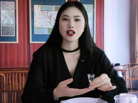 教科书级饭局敬酒礼仪|建议生意人、销售存下 多少人混迹各种商务饭局,拼命喝酒,
喝到身心俱疲,却换不来信任、优质人脉和合作机会。
本质不是你不够能喝,是敬酒的底层规矩完全做错了。
整理一套教科书级商务敬酒礼仪,
销售、客户经理、国企行政、生意人一定要收藏。
✅不要原位隔空举杯敬酒,起身走到对方面前,诚意大于酒量
✅敬酒站在对方左侧,得体不越界
✅双手举杯,杯口低于长辈和领导,谦卑显分寸
✅无言不举杯:感谢+赞美+祝福,万能敬酒话术直接套用
✅敬完不要立刻扭头就走,微笑示意再从容退场
会喝酒只是本能,懂礼仪才是硬本事。
饭局上的分寸感,就是你打通人脉、提升成交率的软实力。
👉点赞收藏这条,下次应酬从容不慌。
关注我,持续分享政商接待、饭局社交、商务全套礼仪干货。
#饭局礼仪 #政商接待 #商务礼仪 #职场干货 #销售技巧@白福梅的礼仪小课堂 @礼誉华夏(礼仪服务培训)
