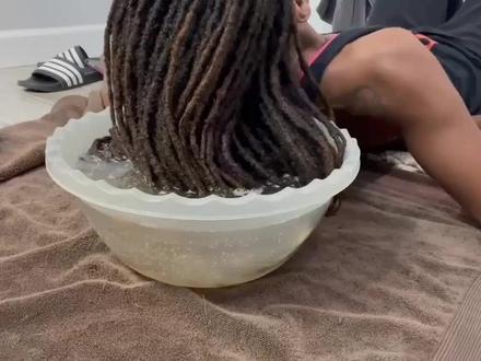 非洲小姐姐竟然一年没洗头,用醋汁浸泡后,那水脏到自己想吐#时尚假发 #时尚短发 #洗发 #非洲