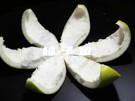 柚子皮的医用价值主要体现在传统医学应用和现代研究支持的辅助功效上,核心价值集中在理气化痰、抗炎抑菌及辅助调理代谢等方面。
一、传统医学中的核心功效
在中医理论中,柚子皮(又称 “柚皮”“橘红”)性温、味辛甘苦,归肺、脾经,核心医用价值有三点:
1. 理气化痰止咳:可缓解痰湿或风寒引起的咳嗽、痰多、胸闷等症状,常与生姜、陈皮搭配煮水,帮助稀释痰液、舒缓呼吸道。
2. 健脾消食化积:其含有的挥发油能刺激消化液分泌,改善食积、腹胀、食欲不振,尤其适合饭后腹胀或消化不良人群。
3. 散寒燥湿:对寒湿困脾导致的舌苔厚腻、肢体困重有辅助调理作用,传统中也用于缓解轻微风寒感冒的恶寒、鼻塞症状。
二、现代研究支持的辅助作用
现代药理分析发现,柚子皮含挥发油(如柠檬烯)、黄酮类、果胶等成分,具备以下潜在医用价值:
1. 抗炎抑菌:挥发油和黄酮类物质对金黄色葡萄球菌、大肠杆菌等有一定抑制作用,外用煮水清洗可辅助缓解皮肤轻微炎症或瘙痒(需注意皮肤过敏测试)。
2. 辅助调节代谢:果胶成分能延缓糖分吸收,黄酮类物质可能帮助调节血脂,但其作用温和,不能替代药物治疗,仅可作为健康饮食的补充。
3. 抗氧化:含有的多酚类物质可清除自由基,有一定抗氧化作用,对皮肤氧化损伤有轻微保护效果。
三、使用注意与限制
柚子皮的医用价值存在明显限制,需注意两点:
1. 不可替代药物:其功效以辅助调理为主,对咳嗽、消化不良等仅能缓解轻微症状,若症状加重或持续,需及时就医。
2. 禁忌人群:柚子皮含少量与药物相互作用的成分,正在服用降压药(如硝苯地平)、降脂药(如他汀类)的人群,需避免大量食用,以防影响药效。
综上,柚子皮是兼具食疗与辅助医用价值的天然材料,适合日常轻微不适的调理,但需理性看待其功效,避免夸大使用。#中药材#草药#识百草#每天认识一味中药