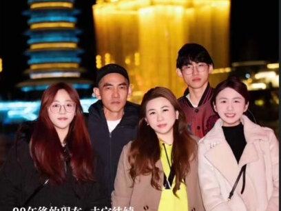 爸爸媽媽結婚23週年快樂🎎💓 爸爸媽媽曾經也只是個小男孩、小女孩,
只是後來為了我們,慢慢成為了大人,
保護著我們,撐起了整個家。
謝謝你們,才有現在的我們。
從小我們並不是生活在一個很有錢的家庭,
但我從來不覺得自己缺少了什麼。
因為我們想要的,你們總會盡力去滿足;
即使自己不富裕,
你們給我們的愛和陪伴,卻從來沒有缺席過。
從幼兒園、小學到中學,
只要學校有活動,
無論是家長會、懇親會、上台表演還是畢業典禮,
你們都從來沒有缺席。
或許你們也怕,我們會等不到自己的爸爸媽媽而失望吧。
從以前開始,
爸爸總是努力想辦法做生意,
只是希望生活不要被工作綁得太死,
希望能有更多時間陪在我們身邊,
看著我們慢慢長大。
這一路上,
爸爸一直都在創業的路上不停嘗試,
而現在,我們也慢慢長大了,
生活也漸漸變好了。
但始終沒有改變的,
是我們家的凝聚力,還有滿滿的愛。
也許以後到了我結婚生子,
我還是會想一直黏著爸爸媽媽吧 🤍
#抖音小助手 #原来我们已经认识这么久了 #抖音