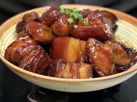 🍲高压锅红烧肉,一饭封神红烧肉快速版❗️
🥰让谢霆锋赞不绝口的红烧肉做起来是有点麻烦,今天出一个快手版,一锅到底,不炒糖色,不焯水,也能做出美味封神的红烧肉哦。#一饭封神 #红烧肉 #高压锅菜谱 #快手菜 #家常菜