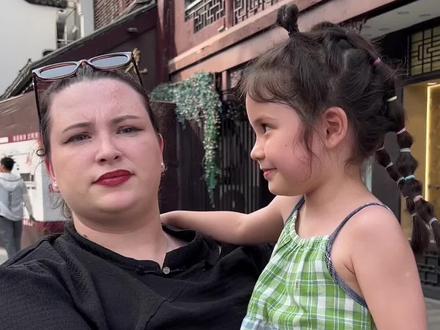 每次出来都闹脾气,就苦了佳佳这个翻译了!#中美家庭 #moi