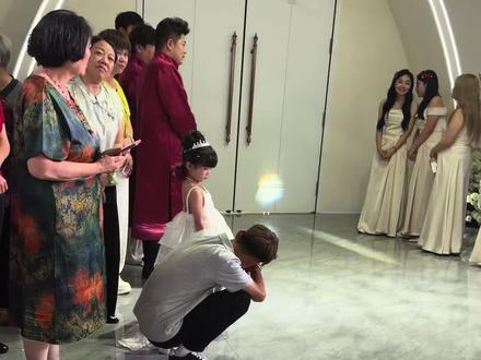 原来姐姐出嫁 弟弟真的会哭小时候明明是一家人,长大后怎么变成变成亲戚了呢 看得出弟弟有多不舍#姐弟情深 #弟弟送姐姐出嫁