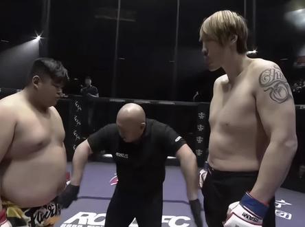 敖日格勒大战韩国巨兽崔洪万,最终由于体型差距过大惨被KO #拳击 #格斗