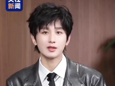 成毅携《夜读日历2026》送上新年祝福
“愿我们都能活出自己喜欢的模样,带着热爱与笃定,继续奔赴下一程山海!”
#成毅 #向全世界安利成毅