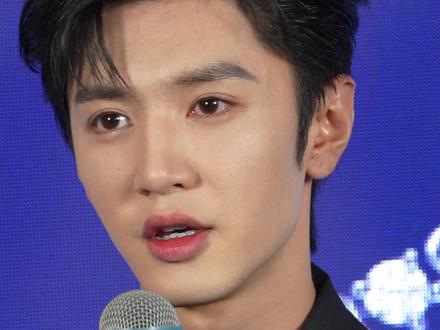 作为伯爵中国区品牌大使,在陈哲远眼中,伯爵一直都带着优雅的DNA,就像他今天造型中的胸针表,既有创新,又有着温润的优雅#陈哲远