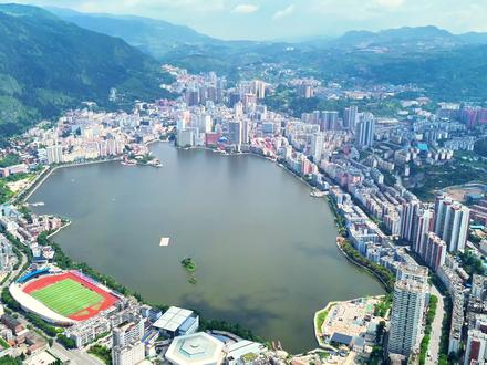 朋友圈发金湖夜景,不如发个旧温泉雾气。别人问在哪,答:在“锡都暖汤”里修仙。