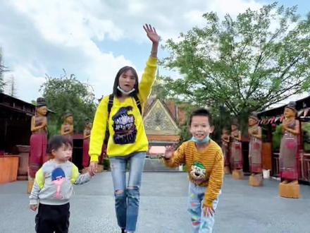 #周末去哪玩 五一去不了远方,那就来安宁玉龙湾吧!这属于昆明范围,不用担心出昆回来后两码有变化。#周边游 #亲子游玩好去处
🤗这里有小朋友zui爱的彩虹🌈滑道、蜂巢迷宫、卡丁车、射击等,鹦鹉园带小朋友喂喂鹦鹉,还可以去钓钓小鱼抓抓小虾,小朋友zui喜欢荡秋千,然后去码头乘船,套票包含了大船饱览风光,还可以手划木船🚣或皮划艇2⃣️选1,丛林穿越可以带小朋友挑战自我。大朋友还可以玩滑翔翼或遛索,挑战高空飞人,胆大的可以挑战一下蹦极…… 各种极限运动等你来嗨翻天🤣#安宁玉龙湾公园 #安宁玉龙湾蹦极 #滑翔翼 #高空飞人 #卡丁车 #彩虹滑道 #旅行推荐官 #遛娃好去处 #亲子时光