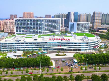 航拍济宁医学院附院太白湖院区,智慧医疗高地,环境设施一流
