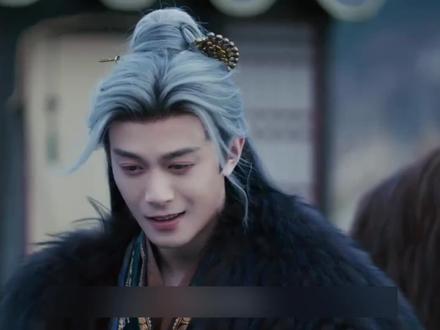 当齐旻看到俞宝儿的那一刻,便确定这就是他的儿子,齐旻,这个表面上是长信王府病弱世子的男人,实则有着更为沉重与血腥的身世,他是大胤王朝承德太子嫡子、正统皇长孙,是东宫锦州血案唯一的幸存者!#好剧推荐 #二创 #逐玉 #古装