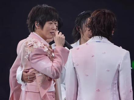 阿信恒星之城意外摔倒!毫发无损反手扔出王炸笑梗
#F4上海演唱会 #F4 #在吴建豪这里彻底开荤了 #阿信