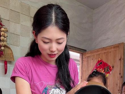 孩子放假在家呆着无聊,用电饭锅试试给他们烤蛋糕吃😄没想到很成功蓬松好吃!以后没有烤箱也可以烤蛋糕吃啦#电饭锅蛋糕