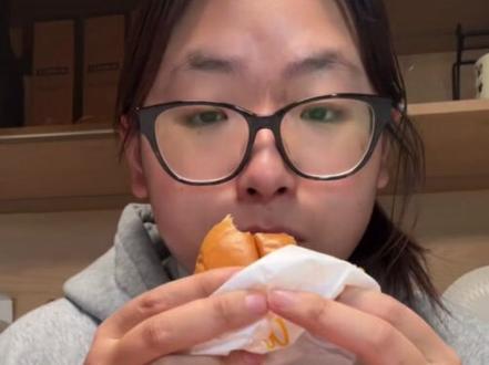 当我让豆包陪我吃饭#豆包到底是陪我吃饭还是给我添堵 #豆包人情世故拿捏死死的 #抽象